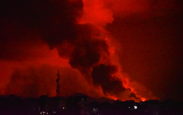아프리카 콩고민주공화국(민주콩고) 동부 고마에 있는 니라공고화산이 22일(현지시간) 폭발해 화염과 연기가 하늘로 치솟고 있다. 용암이 인구 200만 명의 도시 고마로 흘러내리자 주민 수천 명이 대피 길에 올랐다. /AP연합뉴스