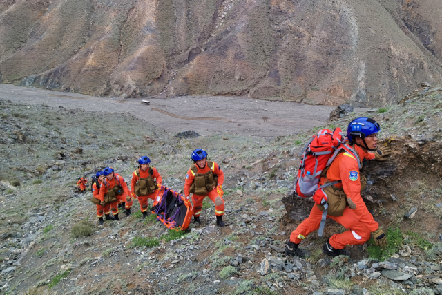 중국 간쑤성 바이인시의 산악마라톤 도중 21명의 사망자가 발생한 가운데 23일 구조대원들이 실종자 수색작업을 진행하고 있다. /신화연합뉴스