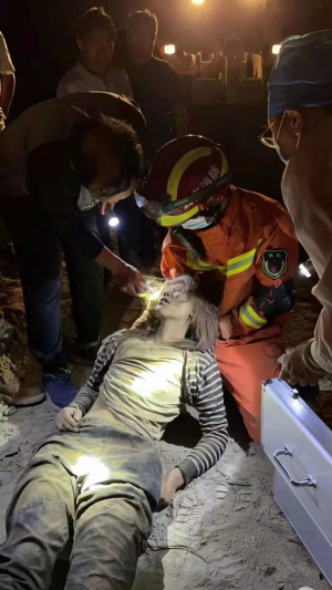 지난 22일 윈난성 지진으로 파묻혔던 사람이 구조되고 있다. /신화연합뉴스
