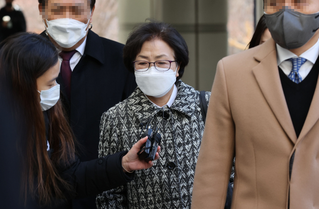 ‘환경부 블랙리스트'사건에 연루된 김은경 전 환경부 장관이 지난 3월 9일 재판을 받기 위해 서울지방법원으로 들어가고 있다. 이 사건은 공공기관 낙하산 인사에 경종에 울렸다. /연합뉴스