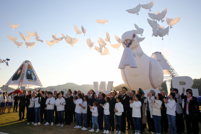 지난 2018년 10월에 열린 '제6회 낙동강세계평화 문화대축전' 개막식에 앞서 백선기 칠곡군수, 황인권 육군 제2작전사령관 등 내빈들이 평화를 상징하는 비둘기 헬륨 풍선 을 하늘로 날리는 퍼포먼스를 하고 있다