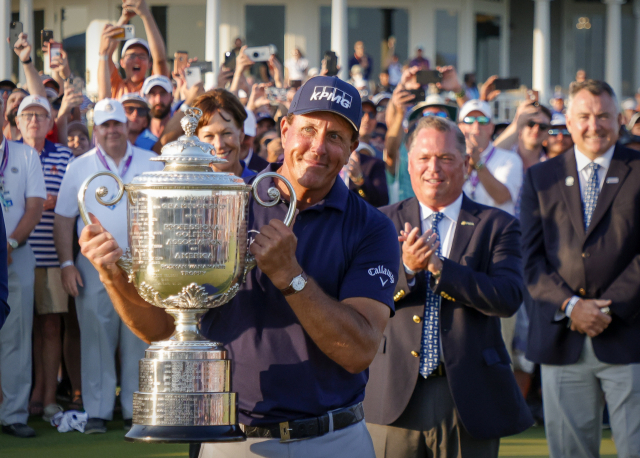 필 미컬슨이 24일 PGA 챔피언십에서 우승한 뒤 수많은 팬들의 축하 속에 워너메이커 트로피를 들어 올리고 있다. /키아와 아일랜드=USA투데이연합뉴스