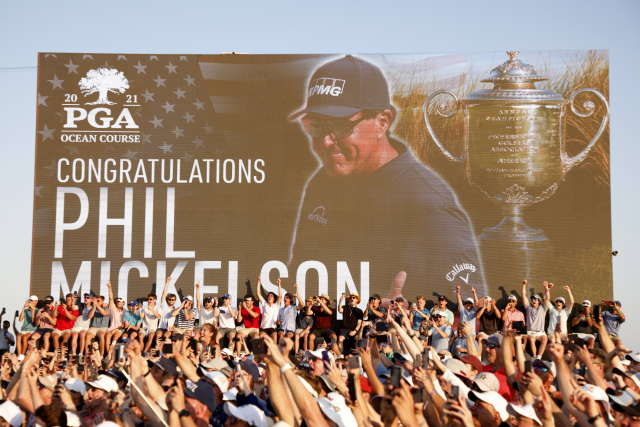 수천 명의 팬들이 모여 필 미컬슨이 주인공인 PGA 챔피언십 시상식을 지켜보고 있다. /키아와 아일랜드=AFP연합뉴스