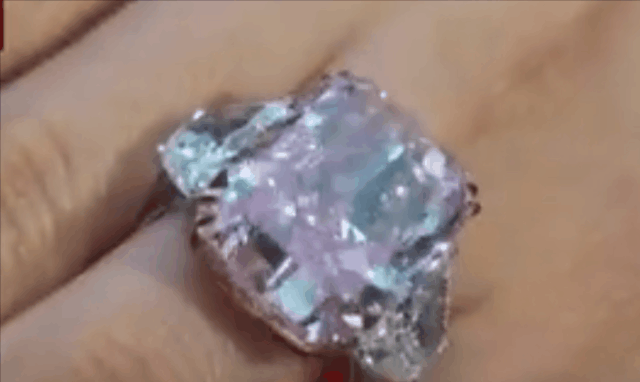23일(현지시간) 경매업체 크리스티 홍콩이 진행한 경매에 나온 퍼플 핑크 다이아몬드가 이날 2,930만달러(한화330억원)에 낙찰됐다./출처=cnn