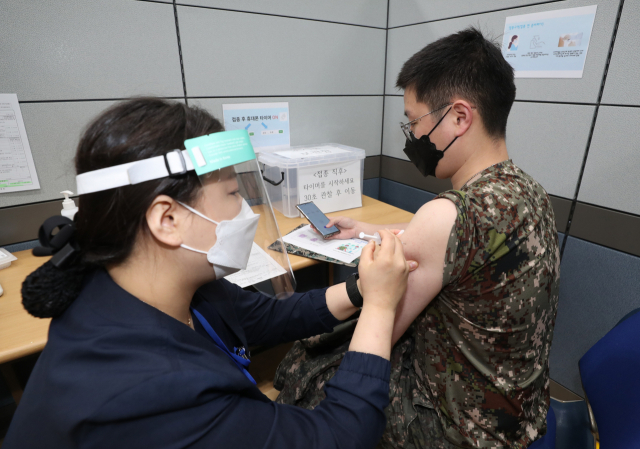 30세 이상 군 장병이 지난달 28일 오전 경기도 성남시 분당구 국군수도병원에서 코로나19 예방용 아스트라제네카 백신을 접종하고 있다. /사진 제공=국방부