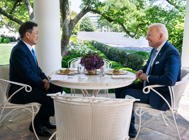 문재인 대통령이 지난 21일(현지시간) 백악관에서 조 바이든 미국 대통령과 크랩케이크로 오찬을 하며 대화하고 있다./연합뉴스