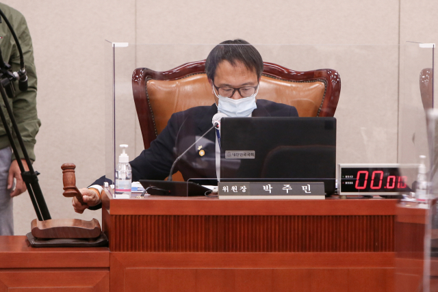 박주민 더불어민주당 의원이 지난 20일 국회 법제사법위원회 전체회의에서 법안을 통과시키고 있다. / 권욱 기자