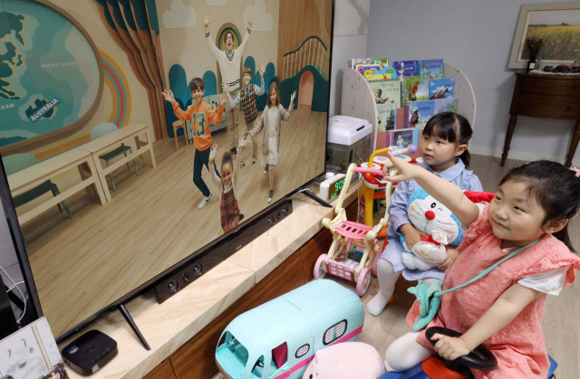 LG유플러스 어린이 가입자가 LG유플러스 IPTV 아이들나라 플랫폼에서 영어 교육 콘텐츠 ‘에그스쿨 킨더가든’을 시청하고 있다. /사진 제공=LG유플러스