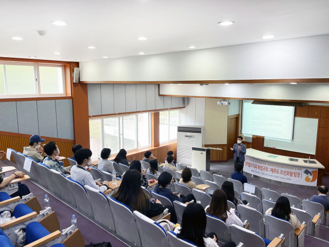 와이즈유 영산대 조리예술학부 서양조리전공이 최근 그랜드 조선 제주의 김용찬 총주방장을 초청해 특강을 진행하고 있다./사진제공=영산대