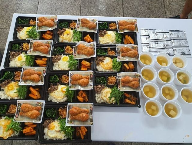 비빔밥에 닭다리 2개…알찬 '해병대 도시락'에 네티즌 '예산이 아니라 성의의 문제'