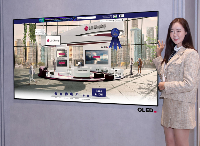 LG디스플레이 직원이 83인치 차세대 OLED TV 패널을 소개하고 있다./사진제공=LG디스플레이