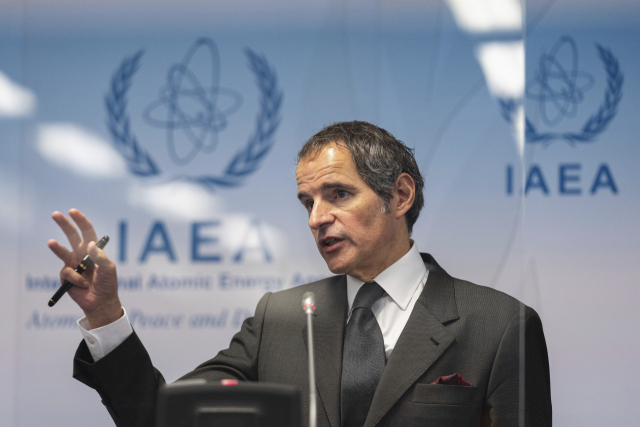 라파엘 그로시 국제원자력기구(IAEA) 사무총장이 24일(현지시간) 오스트리아 빈의 인터내셔널 센터에서 기자회견을 통해 이란의 핵 개발 프로그램에 대한 사찰 문제를 언급하고 있다. / AP연합뉴스