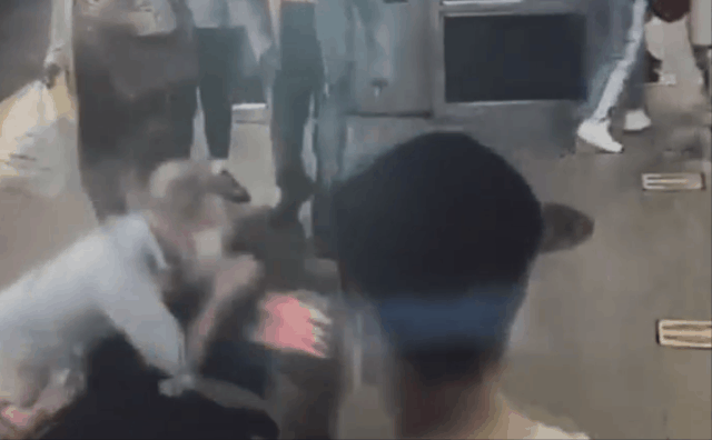 지난 21일 미국 뉴욕 유니온스퀘어역에서는 칼을 든 한 괴한이 지하철 승강장에서 서있던 여성을 공격하자 이를 본 시민이 괴한을 제압하는 모습./출처=abc