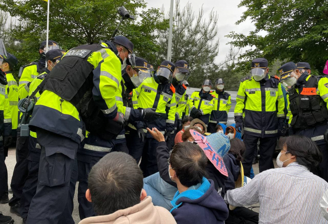 25일 오전 경북 성주군 초전면 소성리에 있는 주한미군 사드(THAAD·고고도 미사일 방어체계)기지 입구 진입도로에서 사드에 반대하는 주민과 시민단체 회원들이 도로 중간에서 농성을 벌이다 경찰에 강제해산되고 있다. /연합뉴스