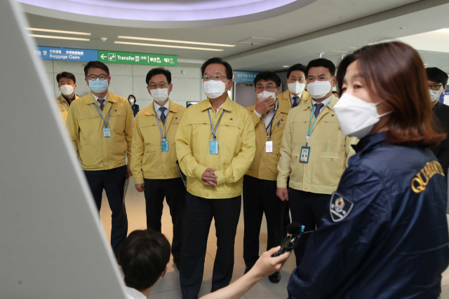 김부겸 국무총리가 24일 인천국제공항 1터미널을 찾아 코로나19 검역 현장을 점검하고 있다./영종도=공항사진기자단