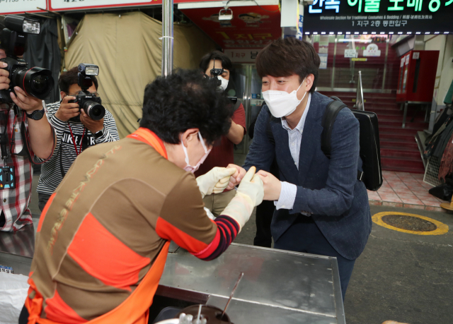 국민의힘 당권에 도전하는 이준석 전 최고위원이 24일 오전 대구 중구 서문시장을 찾아 상인들과 인사를 하고 있다. /연합뉴스