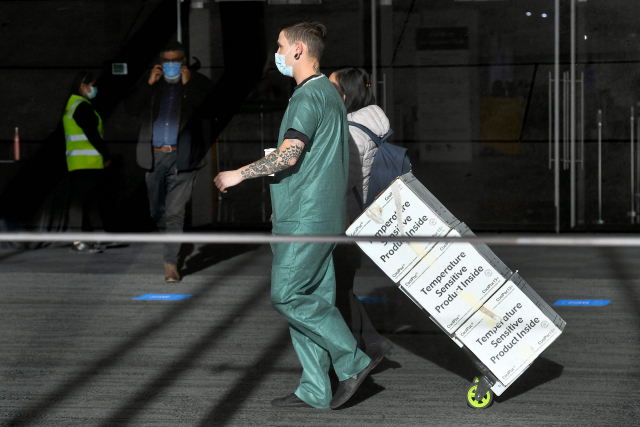 지난 24일 호주 멜버른의 백신접종센터에서 한 의료계 종사자가 백신 상자를 옮기고 있다. /AFP연합뉴스