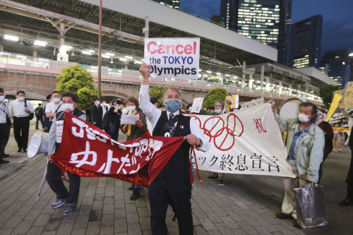 지난 17일 일본 도쿄에서 시위대가 플래카드와 피켓 등을 들고 올 7~9월 개최 예정인 도쿄올림픽·패럴림픽 취소를 요구하는 시위를 벌이고 있다. /연합뉴스