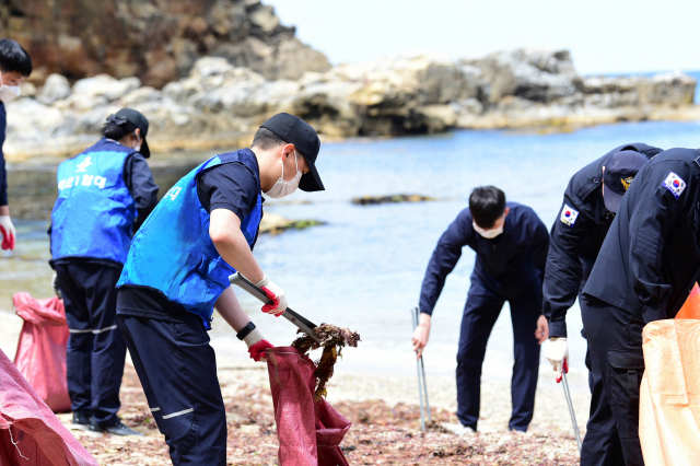 해군 1함대 사령부 장병들이 25일 바다의 날(31일)을 앞두고 강원 동해시 감추해변에서 쓰레기를 줍는 등 해양 정화 활동을 하고 있다. /사진 제공=해군 1함대