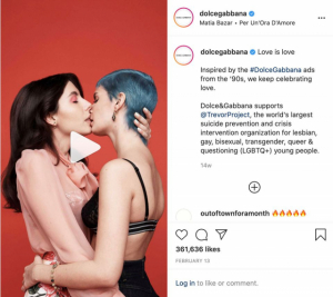 지난2월 밸런타인데이를 맞아 돌체앤가바나가 자체 인스타그램 계정에 올린 광고에서 모델들이 동성 간 입맞춤을 하는 모습./출처=로이터