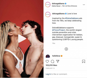 지난2월 밸런타인데이를 맞아 돌체앤가바나가 자체 인스타그램 계정에 올린 동성 간 입맞춤을 하는 광고./출처=로이터