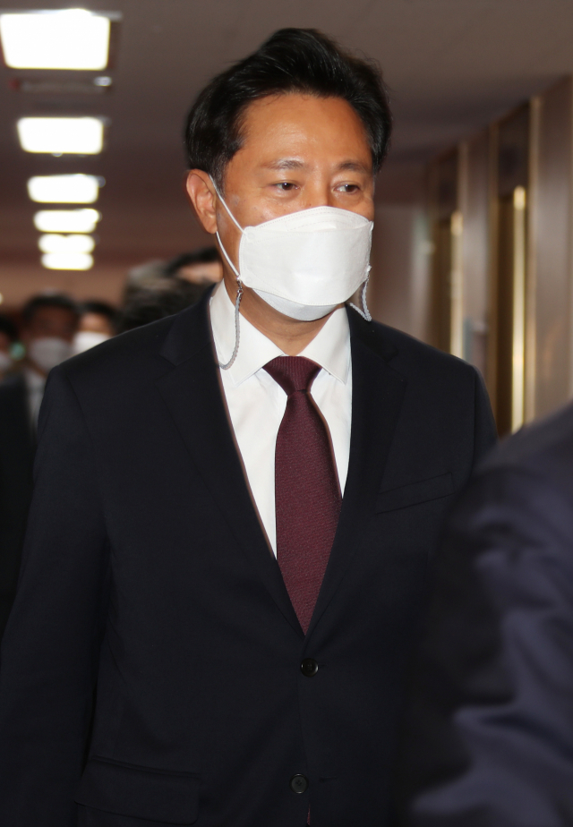 오세훈 서울시장이 25일 정부서울청사에서 열린 국무회의에 참석하고 있다. /연합뉴스