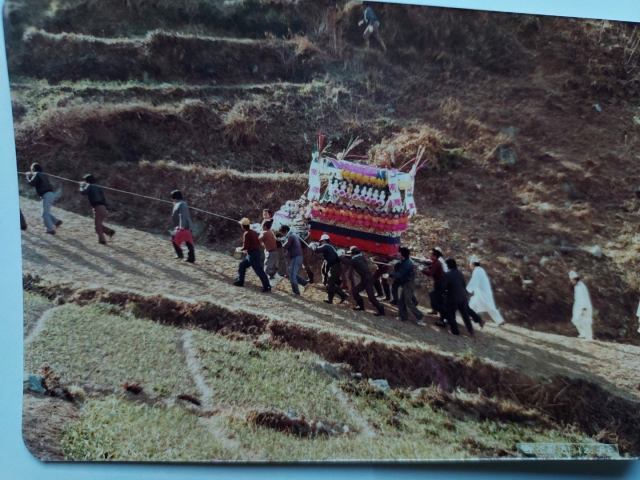 1981년 12월 마을에서 연도여자상여 풍습에 따라 박용출(81)씨의 부친 장례를 치르는 모습. (이때는 남자들이 상여를 멨다.)