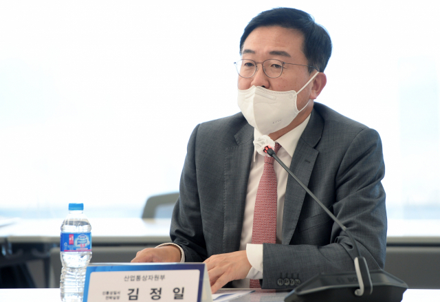 김정일 산업통상자원부 신통상질서전략실장이 25일 서울 삼성동 무역협회 대회의실에서 열린 '코로나19 관련 WTO 지식재산권 일시 유예 민관 간담회'에 참석해 인사말을 하고 있다. /연합뉴스