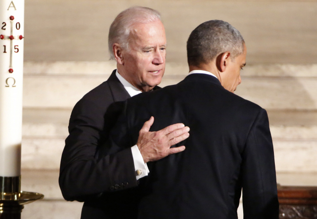 조 바이든(왼쪽) 미국 대통령이 부통령이던 지난 2015년 장남 보 바이든의 장례식에 조문하러 온 버락 오바마 당시 대통령과 포옹하고 있다. /AP연합뉴스