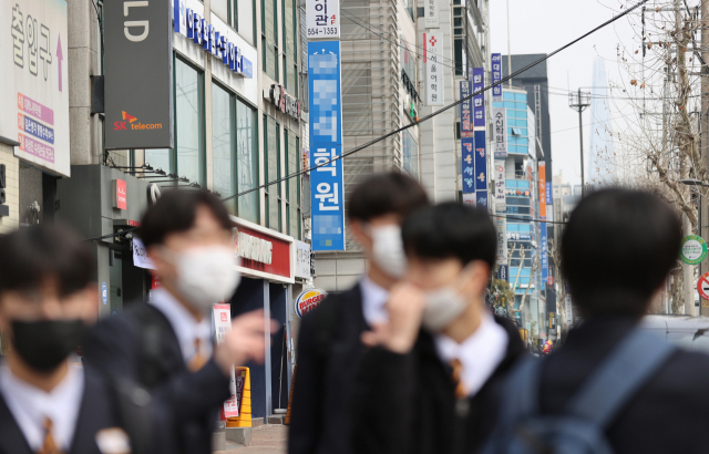 지난 3월 서울 강남구 대치동 학원가 모습 /연합뉴스