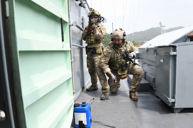해군 특수전단 공격팀과 폴발물처리팀이 25일 해군 군수사령부 예하 병기약창에서 실시된 '연합·합동 폭발물처리 훈련'의 일환으로 함선에서 발견된 폭발물을 제거할 준비를 하고 있다. /사진제공=합참