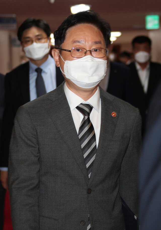 박범계 법무부 장관이 25일 정부서울청사에서 열린 국무회의에 참석하고 있다./연합뉴스