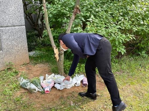 사건 현장에서 숨진 여중생 두 명을 추모하는 시민들. /연합뉴스