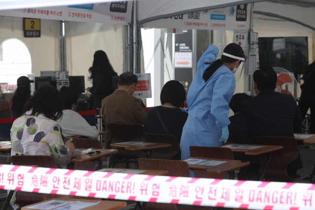 지난 19일 오전 서울 강남구보건소 선별진료소에서 시민들이 신종 코로나바이러스 감염증(코로나19) 검사를 위해 대기하고 있다./연합뉴스