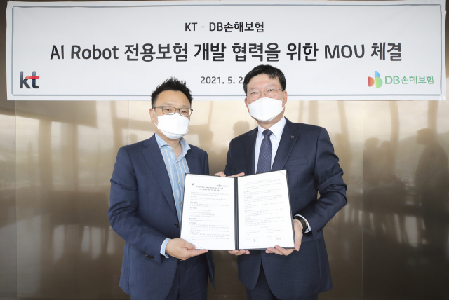 이상호(왼쪽) KT AI Robot사업단 단장과 류석 DB손해보험 상무가 MOU 후 기념 사진을 촬영하고 있다./사진 제공=KT