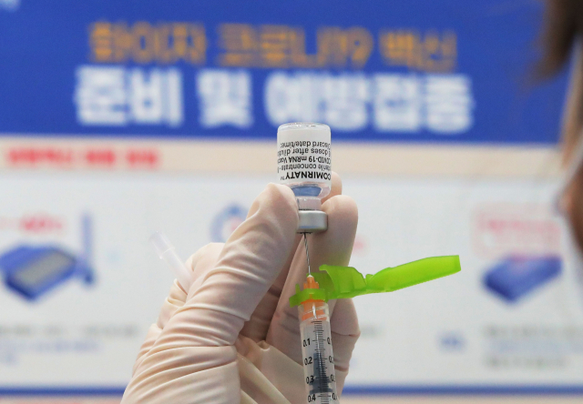 25일 오전 서울 도봉구 시립창동청소년센터에 마련된 백신접종센터에서 관계자가 화이자 백신을 준비하고 있다./연합뉴스