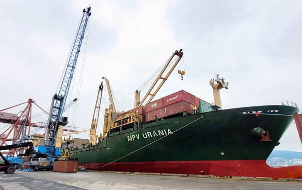 부산항에서 출항 준비 중인 1,800TEU급 다목적선(MPV·multi-purpose vessel) ‘우라니아호’가 수출 기업들의 화물을 싣고 있다. /사진 제공=HMM