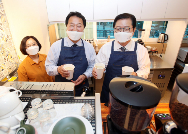 장종태(사진 오른쪽 첫번째) 서구청장이 저소득층 청년창업카페 ‘카페오름’ 개소식후 커피판매에 나서고 있다. 사진제공=서구청