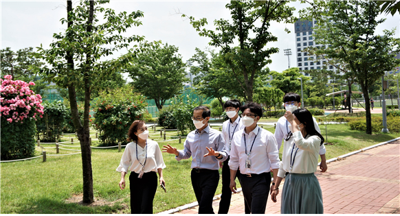26일 손태락(왼쪽 두번째) 한국부동산원 원장이 직원들과 ‘2050 탄소중립 실현을 위한 REB 걷기 챌린지(임직원 걸음기부 캠페인)’에 참여하고 있다. / 한국부동산원