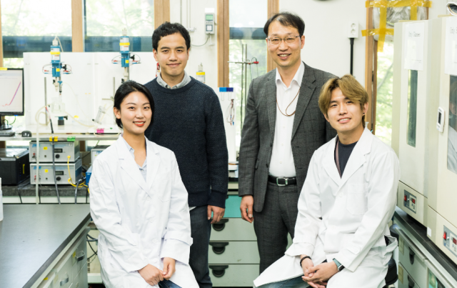 (왼쪽 위부터) 정번균 KBSI 박사, 이재영 GIST 고수, 박지현, 배수안 GIST 학생연구원.