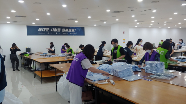 서울 중구 브랜디 동대문 풀필먼트 센터에서 직원들이 도매상으로부터 사입한 의류 상품을 포장하고 있다./백주원 기자