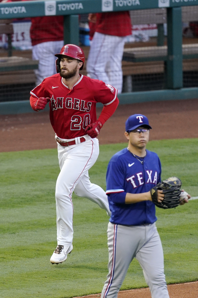 텍사스 양현종(오른쪽)이 재러드 월시(왼쪽)에게 투런 홈런을 내준 뒤 아쉬워하고 있다. /애너하임=AP연합뉴스