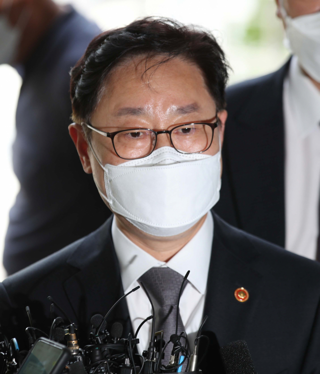 박범계 법무부 장관이 26일 오후 서울남부지법에서 열린 ‘패스트트랙 충돌’ 재판에 출석하면서 기자들의 질문에 답하고 있다./이호재 기자