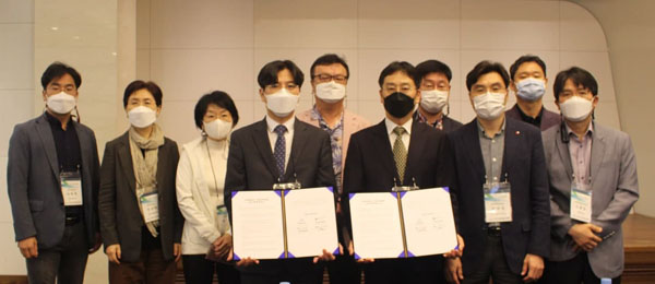 ▶한국인공지능윤리협회 이청호 회장(가운데 왼쪽)과 한국정보통신학회 우영운 학회장(가운데 오른쪽)이 업무협약을 체결한 후 기념 촬영하고 있다.(사진=한국인공지능윤리협회)