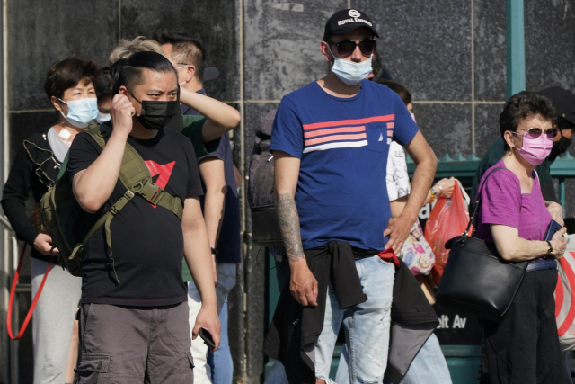 19일 미국 뉴욕 거리에서 시민들이 마스크를 쓴 채로 활동하고 있다. /AP연합뉴스