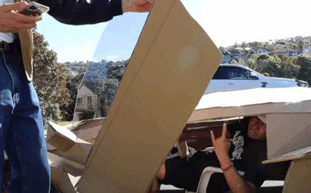 뉴질랜드 유명 유튜버 데이비드 존스가 본인이 직접 판지로 만든 슈퍼카 ‘카드보르기니’를 시승해보고 있다./출처=데이비드 존스 유튜브