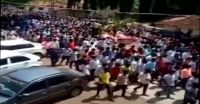 인도 남부 카르나타카주에서 열린 말 장례식장에 수백명 인파가 몰려들었다./SNS영상 캡처