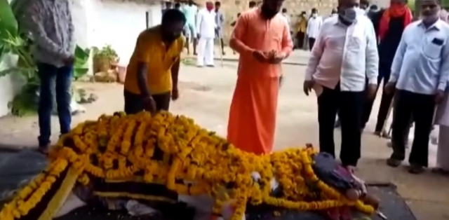 장례식에서 말 사체를 꽃으로 장식해놓고 사람들이 앞다퉈 말의 죽음을 애도했다./SNS영상 캡처
