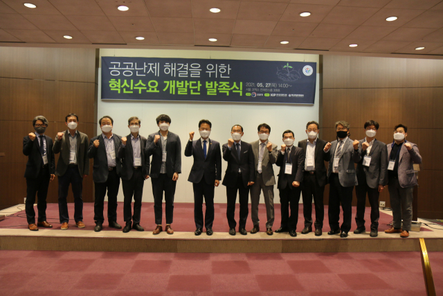 김정우(사진 왼쪽에서 여섯번째) 조달청장이 공공혁신 조달수요 개발단 발족식을 갖고 참석자들과 화이팅을 외치고 있다. 사진제공=조달청