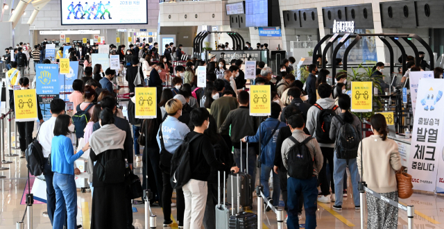 어린이날을 비롯한 징검다리 연휴가 시작된 30일 오전 서울 강서구 김포국제공항 국내선 출발층이 탑승수속을 하려는 여행객들로 붐비고 있다./성형주기자